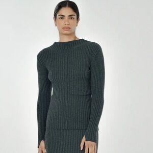 Paper label Liz Long Sleeved ribbed green sweater with pocket. Size small